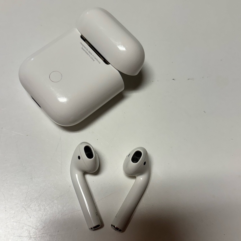 Apple 2nd Gen Wireless Earbuds & Charging Case good condition